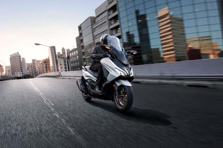 Honda Forza, Skutik Premium dengan Performa Berkelas